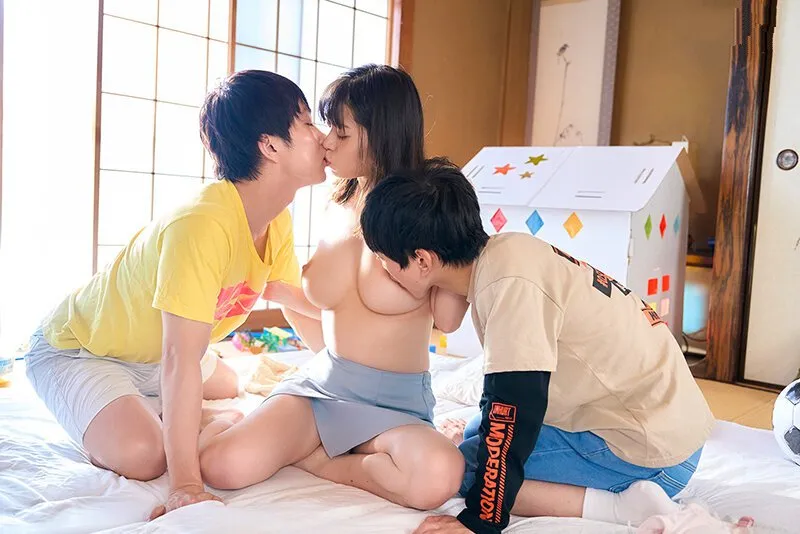 Siêu phẩm khi bố mẹ tái hôn, 2 cậu con trai có thêm 1 em gái ngực khủng